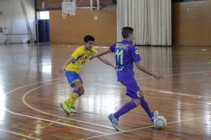 Un jugador de Lo Caragol controla la pilota davant d’un rival.