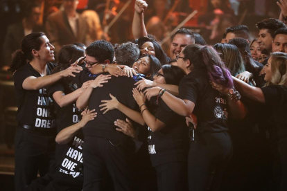 Luis Fonsi interpretó en la gala de los Grammy Latino su éxito ‘Despacito’ y Alejandro Sanz se abrazó y defendió a los inmigrantes en EEUU.