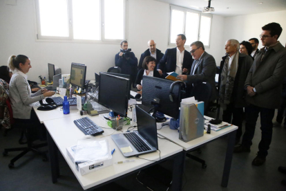 El responsable d’Ilerna, Jordi Giné, mostra les instal·lacions a l’alcalde i regidors de la Paeria.