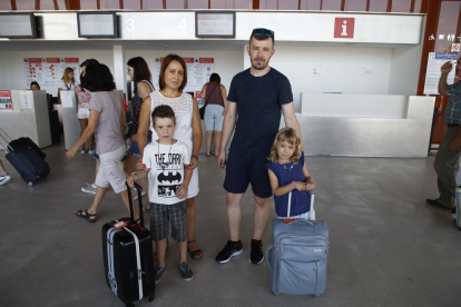 Viatgers embarcant al migdia al primer avió de l’estiu des d’Alguaire a Menorca.
