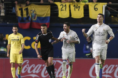 Cristiano celebra el gol que marcó al transformar un penalti muy protestado.