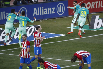 El tridente celebró efusivamente el tanto logrado por Leo Messi que dio los tres puntos.