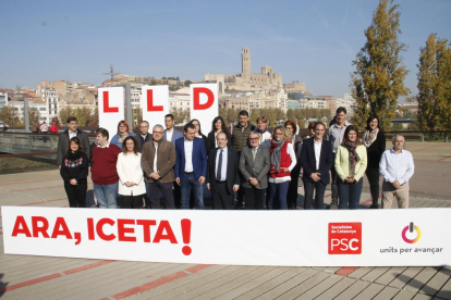 Foto de familia de los miembros del PSC por Lleida, junto con Miquel Iceta y Ramon Espadaler. 