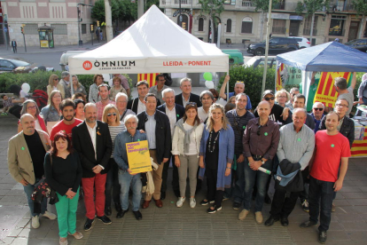 Punto de recogida de firma en favor del referéndum situado en la Rambla de Aragón de Lleida.