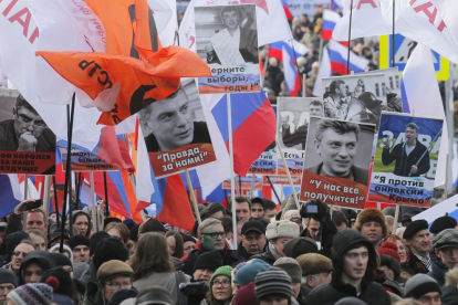 Miles de personas durante la marcha en Moscú para honrar la memoria del líder opositor Borís Nemtsov.