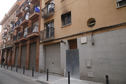 Imagen de la puerta tapiada del edificio número 11 de la calle Sant Carles.