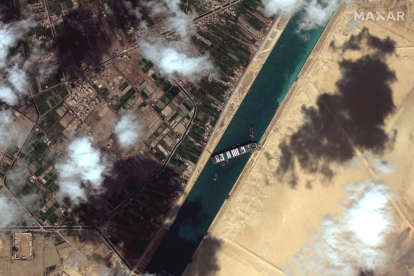 Imatge aèria del vaixell que està encallat al canal de Suez des del passat dimarts 23.