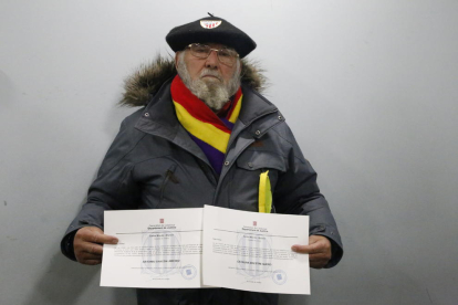 Antonio Chacón mostra els certificats d’anul·lació del judici polític contra ell i la seua dona.