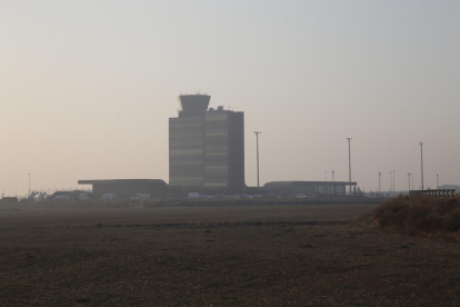 El aeropuerto de Alguaire, con menos niebla ayer por la tarde, aunque se mantuvieron los desvíos.