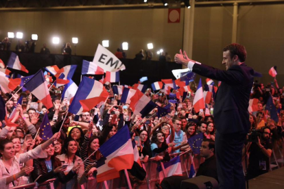 El líder del moviment En Marxa!, Emmanuel Macron, saluda els seguidors després de donar-se a conèixer els primers resultats.