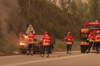 Els bombers portuguesos lluiten contra les flames en un bosc de Vale das Porcas, al centre del país.
