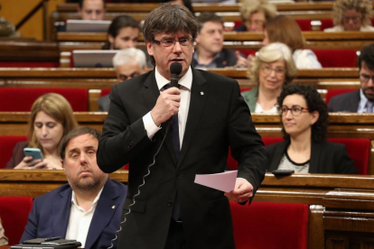 El president de la Generalitat, Carles Puigdemont, en un moment del ple dels pressupostos al Parlament.