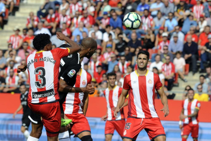Una acció del partit jugat ahir entre Girona i Sevilla.