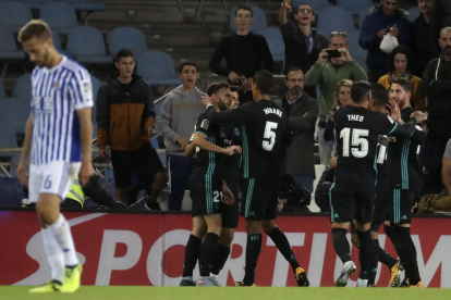 Borja Mayoral celebra su gol ante la Real Sociedad con el resto de sus compañeros.