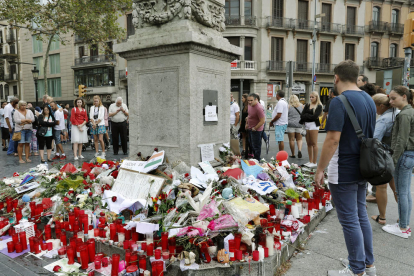 Imatge d’arxiu del memorial amb flors a les víctimes de l’atemptat terrorista.