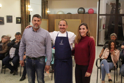 La Associació de Mestresses de Casa de Alfarràs organizó una demostración de cocina de canapés con trucha.