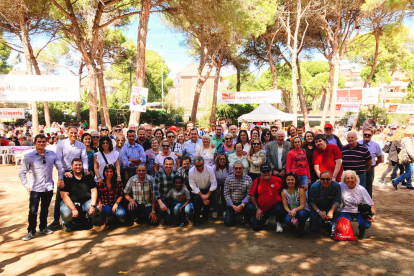 La comitiva de més de cinquanta membres del PSC de Lleida, el Pirineu i Aran a la Festa de la Rosa.
