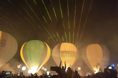 Globus aerostàtics a l’aeroport de la Seu, dissabte a la nit, durant el festival Skyfest.