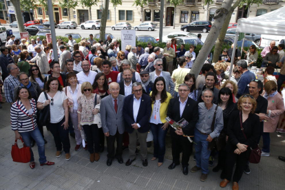 El ja tradicional vermut literari de la llibreria Punt de Llibre va congregar escriptors, editors i polítics a la rambla d’Aragó.