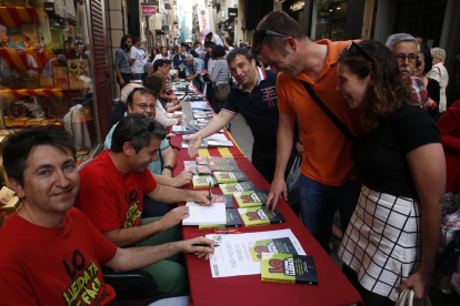 El ya tradicional vermut literario de la librería Punt de Llibre congregó a escritores, editores y políticos en la Rambla d’Aragó.
