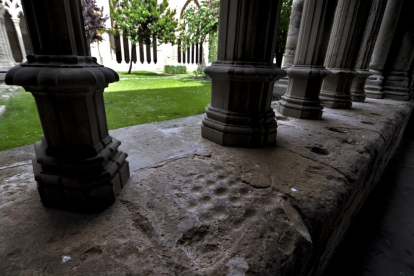 Este modelo de alquerque está grabado en la piedra de una de las alas del claustro de la Seu Vella.