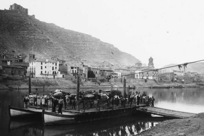 Foto antigua del paso del Ebro en barca en Mequinensa.
