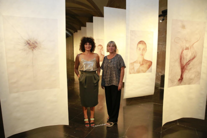 La fotógrafa Iolanda Sebé y la directora del IEI, Montse Macià, ayer junto a imágenes de la exposición.