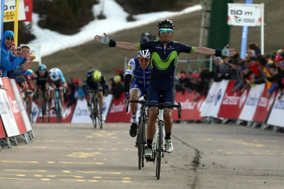 Alejandro Valverde entra vencedor a la meta de la Molina ahir després de la disputa de la tercera etapa.