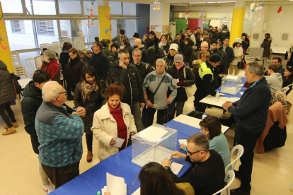 Ciutadans fent cua per votar al col·legi Riu Segre, al barri de Pardinyes de la ciutat de Lleida.