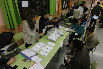 Ciudadanos haciendo cola para votar en el colegio Riu Segre, en el barrio de Pardinyes de la ciudad de Lleida.