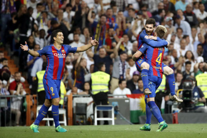 Messi es felicitado por Rakitic, el otro goleador anoche del Barça, mientras Luis Suárez se dirige también a la celebración.