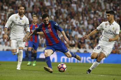 Messi es felicitado por Rakitic, el otro goleador anoche del Barça, mientras Luis Suárez se dirige también a la celebración.