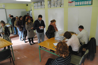 Cola para votar ayer por la mañana ante las mesas electorales ubicadas en el colegio Enric Farreny de La Bordeta.