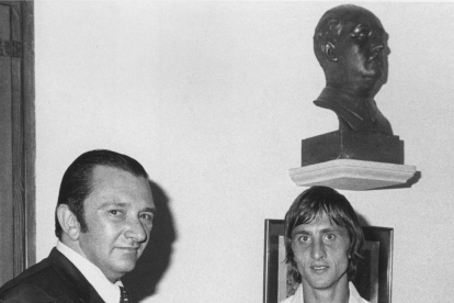 Montal y Cruyff cuando fichó el holandés en 1973.