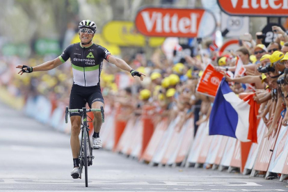 El ciclista noruec de l’equip Dimension Data, Edvald Boasson, celebra la victòria a meta.