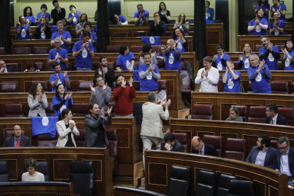 Polèmica al Congrés per una reivindicació amb samarretes de Podem per l’aigua pública.