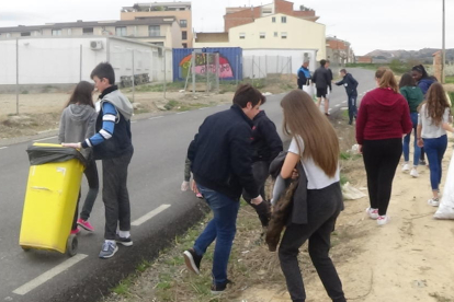 Los niños del Instituto de Torrefarrera limpiaron ayer los accesos de plásticos y latas.