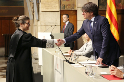 La professora de la Universitat de Girona Maria Mercè Darnaculleta pren possessió del càrrec davant del president de la Generalitat, Carles Puigdemont.