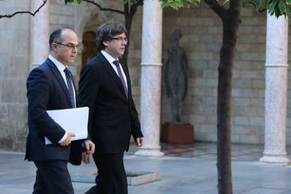 El president de la Generalitat, Carles Puigdemont, i el portaveu i conseller de Presidència, Jordi Turull.