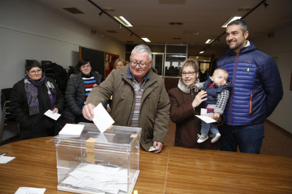 Los padres de Serret, votando en Vallfogona.