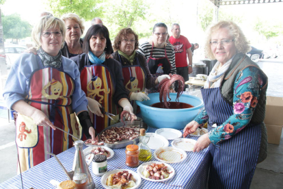 El alcalde Àngel Ros y varios concejales se acercaron a la Festa do Pulpo.