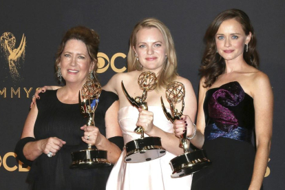 Les actrius Ann Dowd (esquerra), Elisabeth Moss (centre) i Alexis Bledel amb els tres dels Emmy per 