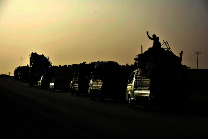 Imagen de archivo de vehículos abandonando al ciudad de Raqqa.