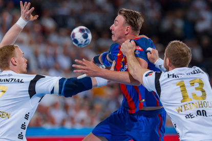 Un jugador del Kiel agarra por la camiseta a Jicha en una jugada.