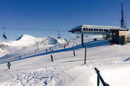Baqueira estrena la temporada d'esquí a Lleida amb 30 quilòmetres de pistes i fins mig metre de neu