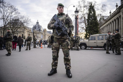 Soldados en la avenida de los Campos Elíseos de París.