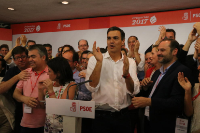Imagen de archivo del líder del PSOE, Pedro Sánchez, junto a su número tres, José Luis Ábalos. 