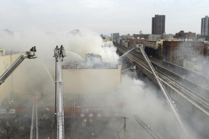 Imatge de les tasques d’extinció de l’incendi a Nova York. 