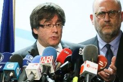 Puigdemont proposa a Rajoy reunir-se fora d'Espanya