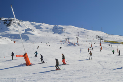 Els primers esquiadors que ahir ja van gaudir de la neu a l’estació aranesa de Baqueira Beret.